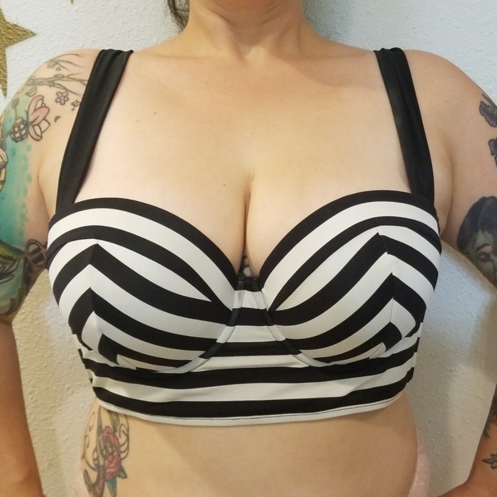 MAKEANOFFER 💙 Torrid barbie pinup striped top